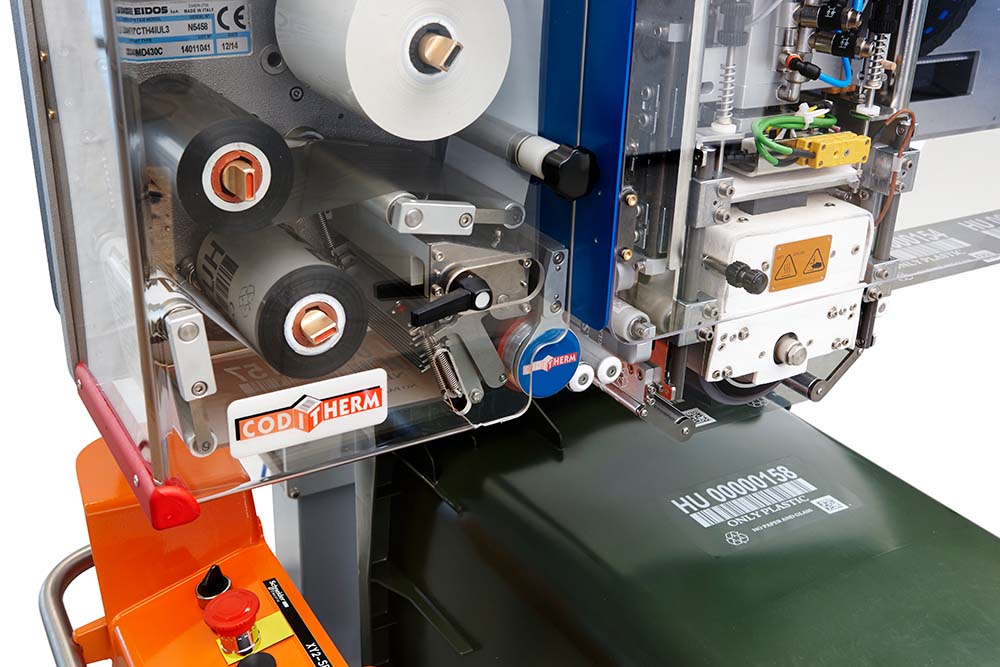 Принтер Coditherm I-Roller осуществляет маркировку на поверхности мусорного бака