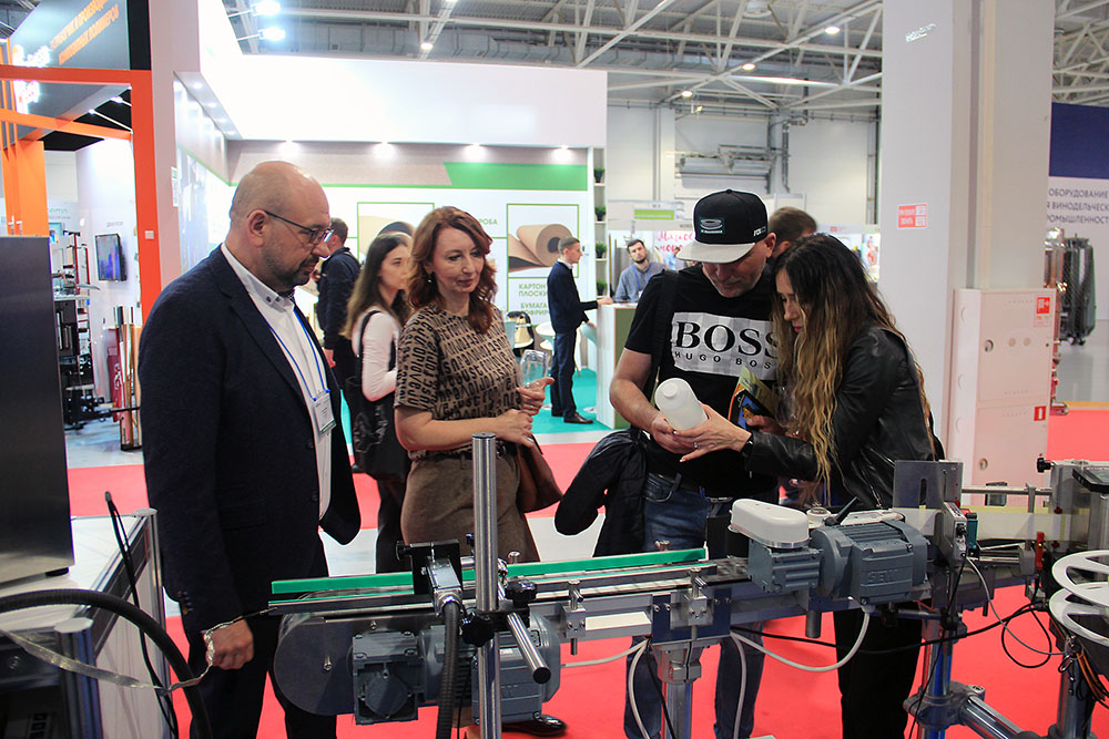 Посетители и сотрудник ФОРИНТЕК обсуждают оборудование для маркировки продукции на выставке FoodTech Krasnodar 2023